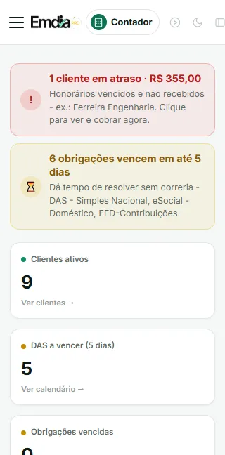 O mesmo painel aberto no celular, com os avisos do dia e os cartões um embaixo do outro.