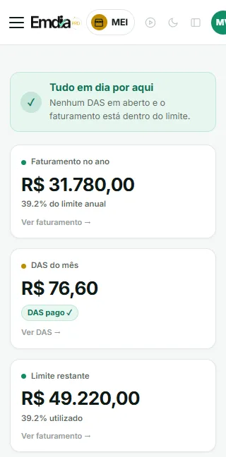O mesmo painel aberto no celular, com o DAS e o faturamento em cartões, um embaixo do outro.