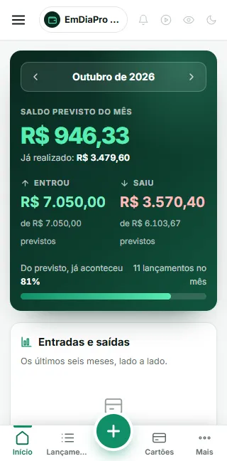 O mesmo painel aberto no celular, com o saldo do mês e as contas a vencer em cartões.